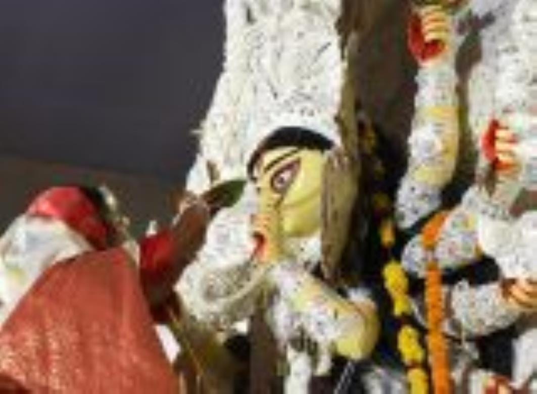 सिंदूरी आभा में डूबी मां दुर्गा की विदाई यात्रा सिंदूरी आभा में डूबी मां दुर्गा की विदाई यात्रा