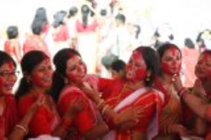 सिंदूरी आभा में डूबी मां दुर्गा की विदाई यात्रा सिंदूरी आभा में डूबी मां दुर्गा की विदाई यात्रा