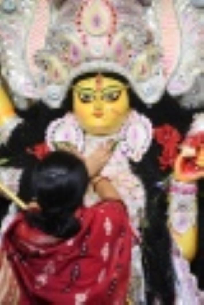 सिंदूरी आभा में डूबी मां दुर्गा की विदाई यात्रा सिंदूरी आभा में डूबी मां दुर्गा की विदाई यात्रा