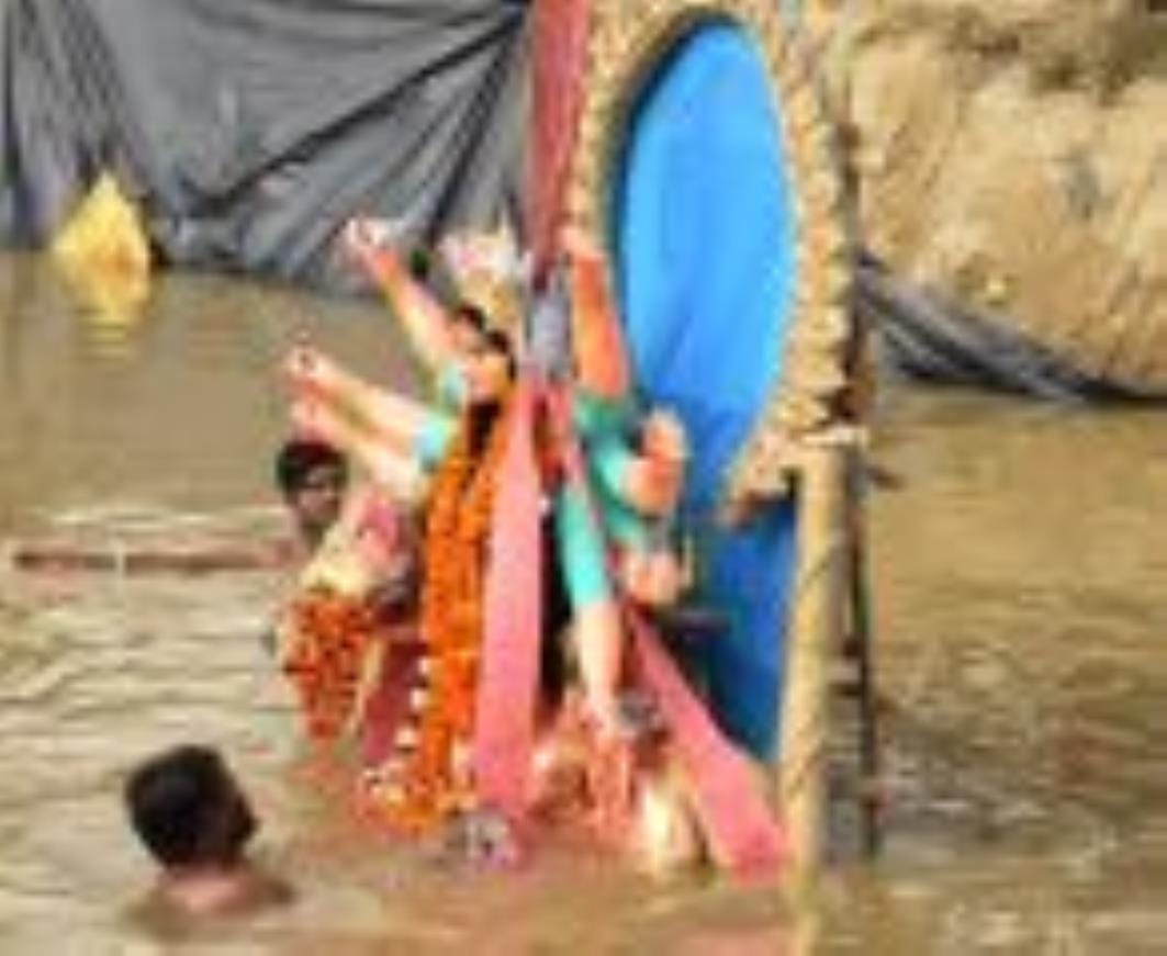 सिंदूरी आभा में डूबी मां दुर्गा की विदाई यात्रा सिंदूरी आभा में डूबी मां दुर्गा की विदाई यात्रा