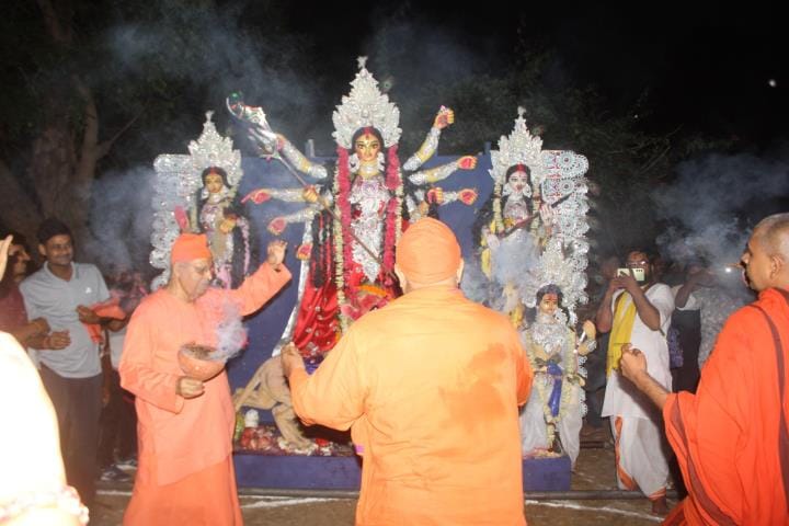 सिंदूरी आभा में डूबी मां दुर्गा की विदाई यात्रा सिंदूरी आभा में डूबी मां दुर्गा की विदाई यात्रा