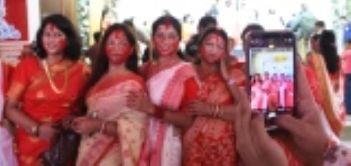 सिंदूरी आभा में डूबी मां दुर्गा की विदाई यात्रा सिंदूरी आभा में डूबी मां दुर्गा की विदाई यात्रा
