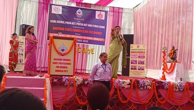शहर के कल्पना चावला राजकीय महिला बहुतकनीकी संस्थान में कार्यक्रम में छात्राएं सवाल का जवाब देने शहर के कल्पना चावला राजकीय महिला बहुतकनीकी संस्थान में कार्यक्रम में छात्राएं सवाल का जवाब देने