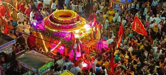 शहर में निकाली गई भव्य ज्योति यात्रा का पूजन करते आयोजक कमल सेन,साथ में भाजपा असम प्रभारी पूर्व