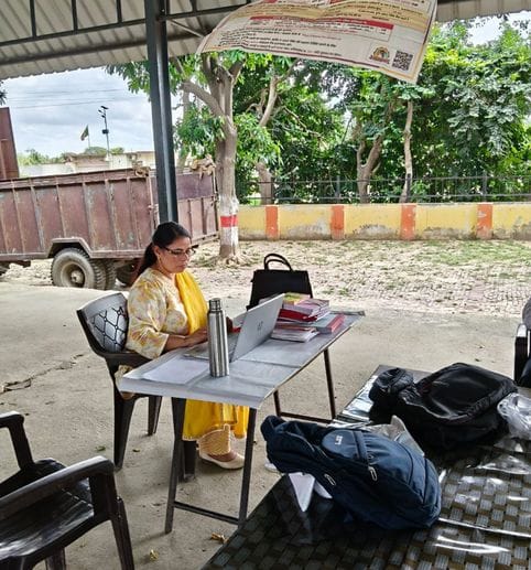 उझानी मंडी में धान क्रय केंद्र पर तैनात केंद्र प्रभारी। संवाद उझानी मंडी में धान क्रय केंद्र पर तैनात केंद्र प्रभारी। संवाद