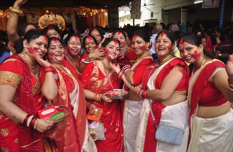 विजयदशमी के दिन दुर्गाबाड़ी परिसर में स्थापित मां दुर्गा की प्रतिमा को सिंदूर लगाकर मां का आशीर विजयदशमी के दिन दुर्गाबाड़ी परिसर में स्थापित मां दुर्गा की प्रतिमा को सिंदूर लगाकर मां का आशीर