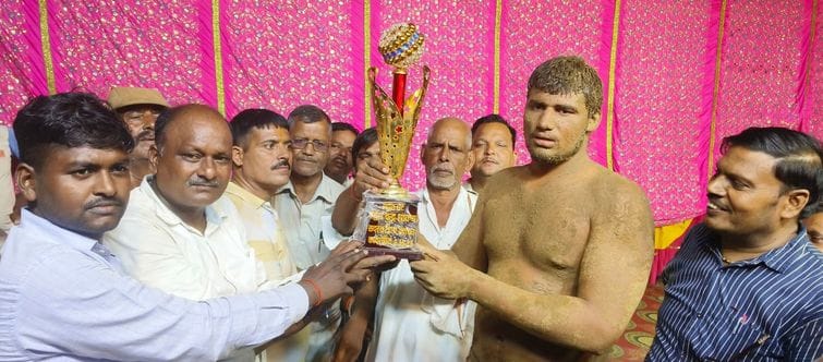 आसफर के दंगल में दो पहलवानों की कुश्ती की घोषणा करते आयोजक। संवाद आसफर के दंगल में दो पहलवानों की कुश्ती की घोषणा करते आयोजक। संवाद