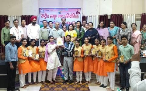 अबाला छावनी के फारुखा खालसा स्कूल में आयोजित प्रतियोगिता के दौरान गणमान्य के साथ विजेता प्रतिभा अबाला छावनी के फारुखा खालसा स्कूल में आयोजित प्रतियोगिता के दौरान गणमान्य के साथ विजेता प्रतिभा