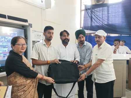 अंबाला सिटी की आईटीआई में कार्यक्रम के दौरान छात्रों को सम्मानित करते गणमान्य। प्रवक्ता अंबाला सिटी की आईटीआई में कार्यक्रम के दौरान छात्रों को सम्मानित करते गणमान्य। प्रवक्ता