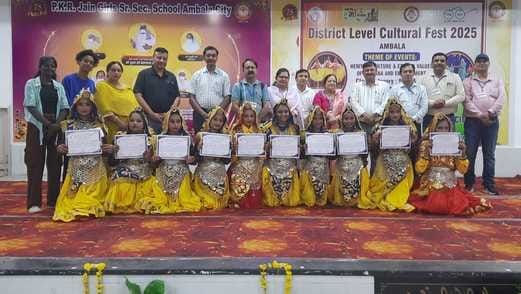 अंबाला सिटी के पीकेआर जैन स्कूल में कार्यक्रम के दौरान मौजूद गणमान्य व छात्र। प्रवक्ता