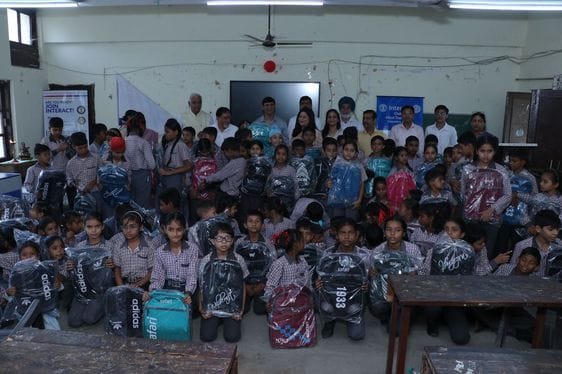 अंबाला सिटी के पुलिस लाइन स्थित सरकारी स्कूल के बच्चों के साथ मौजूद क्लब पदाधिकारी। प्रवक्ता