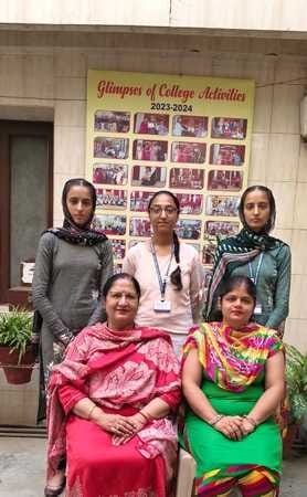 अंबाला सिटी के देव समाज कॉलेज की प्राचार्य के साथ मौजूद छात्राएं। प्रवक्ता