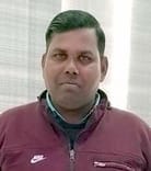 अफजलगढ़ के गांव शिवपुरी में बुखार से हुई युवक की मौत पर विलाप करते परिजन।