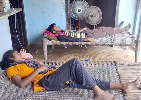 अफजलगढ़ के गांव शिवपुरी में बुखार से पीड़ित मरीज। संवाद (पड़ताल की खबर के साथ)