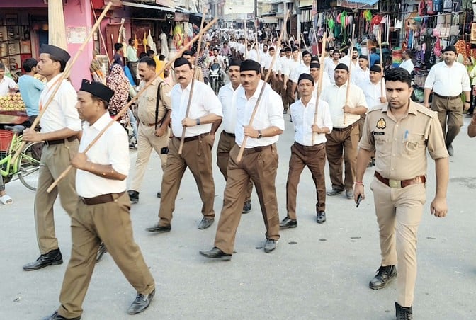 अल्हागंज में आरएसएस की ओर से आयोजित शस्त्र पूजन कार्यक्रम में मौजूद स्वयंसेवक। संवाद अल्हागंज में आरएसएस की ओर से आयोजित शस्त्र पूजन कार्यक्रम में मौजूद स्वयंसेवक। संवाद
