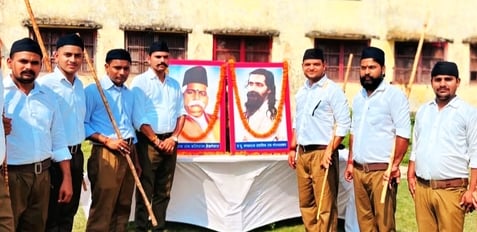 अल्हागंज में आरएसएस की ओर से आयोजित शस्त्र पूजन कार्यक्रम में मौजूद स्वयंसेवक। संवाद अल्हागंज में आरएसएस की ओर से आयोजित शस्त्र पूजन कार्यक्रम में मौजूद स्वयंसेवक। संवाद