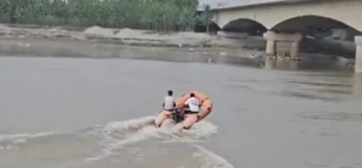 अपने बच्चों के साथ सलमान सैफी। स्रोत : परिजन अपने बच्चों के साथ सलमान सैफी। स्रोत : परिजन