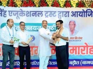 अटल विहारी ऑडिटोरियम में शाहजहांपुर महोत्सव के ऑडीशन कार्यक्रम में नृत्य प्रस्तुत करती प्रतिभाग