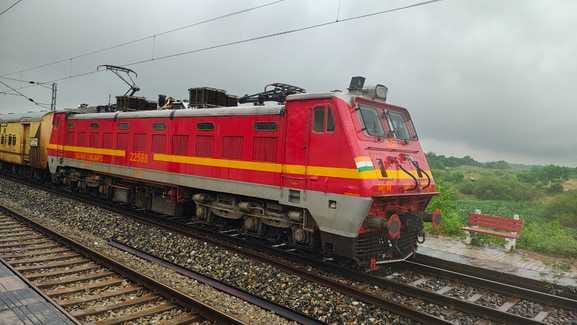 बारिश के चलते धंसा रेलवे ट्रैक का मिट्टी तथा पहुंचे रेलकर्मी।संवाद