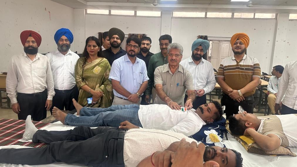 बराड़ा के एक स्कूल में आयोजित रक्दान शिविर में मौजूद जिला शिक्षा अधिकारी व पदाधिकारी। संवा बराड़ा के एक स्कूल में आयोजित रक्दान शिविर में मौजूद जिला शिक्षा अधिकारी व पदाधिकारी। संवा