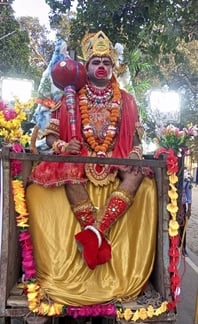 चौक स्थित रामजानकी मंदिर के सामने भरत मिलाप के मंचन के दौरान स्वरूपों की आरती उतारते वित्त मंत चौक स्थित रामजानकी मंदिर के सामने भरत मिलाप के मंचन के दौरान स्वरूपों की आरती उतारते वित्त मंत