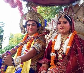 चौक स्थित रामजानकी मंदिर के सामने भरत मिलाप के मंचन के दौरान स्वरूपों की आरती उतारते वित्त मंत चौक स्थित रामजानकी मंदिर के सामने भरत मिलाप के मंचन के दौरान स्वरूपों की आरती उतारते वित्त मंत