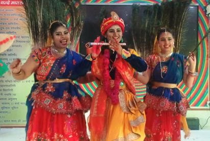 छात्र छात्रा को किया जा रहा पुरस्कृत। स्रोत : स्कूल छात्र छात्रा को किया जा रहा पुरस्कृत। स्रोत : स्कूल