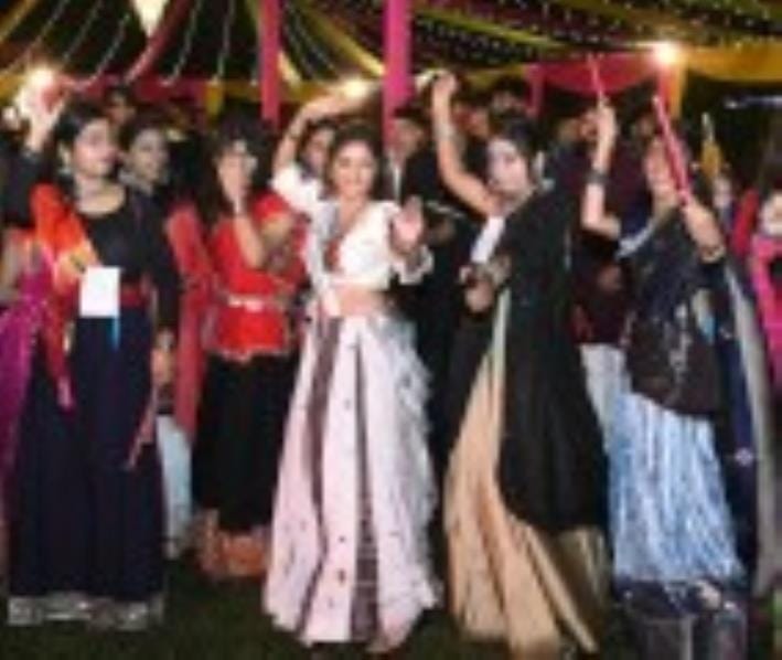 डांडिया व गरबा नृत्य की बिखरी छटा