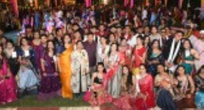 डांडिया व गरबा नृत्य की बिखरी छटा