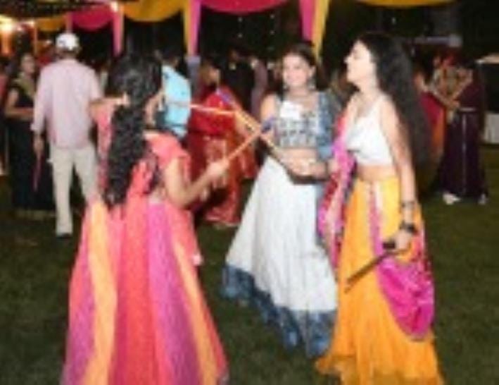 डांडिया व गरबा नृत्य की बिखरी छटा