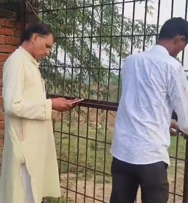 फोटो 04 एचएएमपी 14- मौहर के गोशाला का निरीक्षण के दौरान लेखपाल से विवाद करते प्रधान। सोशल मीडिय
