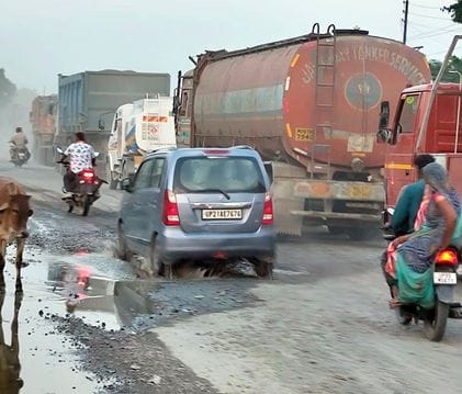 फोटो 05 एमएएचपी 06 परिचय-कानपुर-सागर हाईवे पर हमीरपुर चुंगी के पास इस तरह सड़क पर हैं बड़े गड्ढ