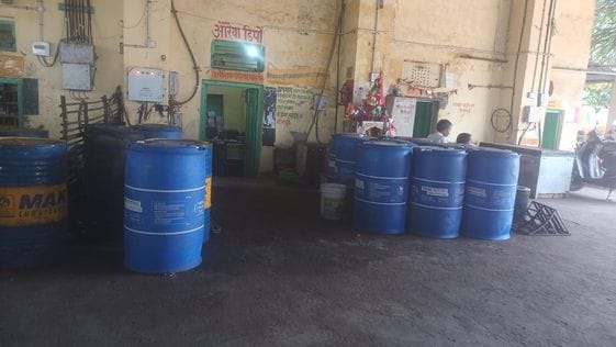 फोटो-05एयूआरपी 10- डिपो की कार्यशाला के बाहर रवाना  होने के लिए खड़ी बसें। संवाद