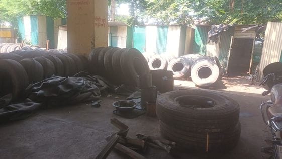 फोटो-05एयूआरपी 10- डिपो की कार्यशाला के बाहर रवाना  होने के लिए खड़ी बसें। संवाद