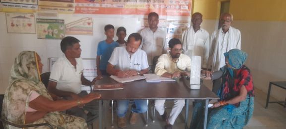 फोटो-05एयूआरपी 15- मरीजों को परामर्श देते डॉक्टर। संवाद फोटो-05एयूआरपी 15- मरीजों को परामर्श देते डॉक्टर। संवाद