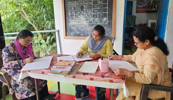 फोटो-1-सफीपुर के प्राथमिक विद्यालय में रखे टैबलेट पर जमी धूल। संवाद फोटो-1-सफीपुर के प्राथमिक विद्यालय में रखे टैबलेट पर जमी धूल। संवाद