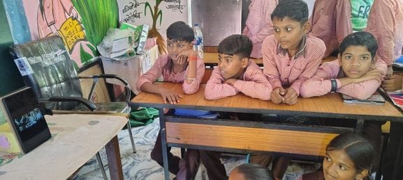 फोटो-1-सफीपुर के प्राथमिक विद्यालय में रखे टैबलेट पर जमी धूल। संवाद फोटो-1-सफीपुर के प्राथमिक विद्यालय में रखे टैबलेट पर जमी धूल। संवाद