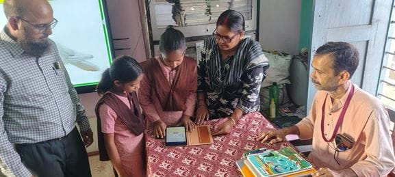 फोटो-1-सफीपुर के प्राथमिक विद्यालय में रखे टैबलेट पर जमी धूल। संवाद फोटो-1-सफीपुर के प्राथमिक विद्यालय में रखे टैबलेट पर जमी धूल। संवाद