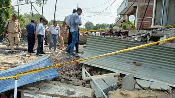 फोटो-18,पोस्टमार्टम हाउस में मृतक छात्रों के परिजनों से जानकारी करते पुलिसकर्मी।स्रोत:जागरूक पा फोटो-18,पोस्टमार्टम हाउस में मृतक छात्रों के परिजनों से जानकारी करते पुलिसकर्मी।स्रोत:जागरूक पा