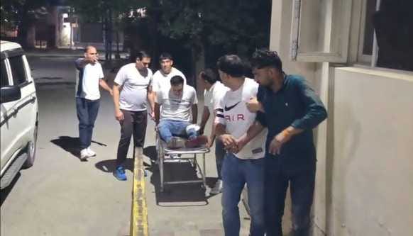 फोटो : 24: मुठभेड़ में घायल आरोपी अस्पताल ले जाती पुलिस टीम। स्रोत पुलिस प्रवक्ता फोटो : 24: मुठभेड़ में घायल आरोपी अस्पताल ले जाती पुलिस टीम। स्रोत पुलिस प्रवक्ता