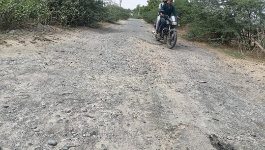 फोटो-5-लखनऊ-बांगरमऊ-बिल्हौर मार्ग के बीच के इसी पांच किमी हिस्से का होगा चौड़ीकरण। स्त्रोत: ग्र फोटो-5-लखनऊ-बांगरमऊ-बिल्हौर मार्ग के बीच के इसी पांच किमी हिस्से का होगा चौड़ीकरण। स्त्रोत: ग्र