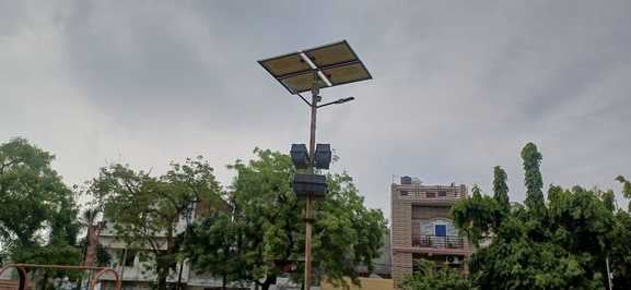 गांधी पार्क में टूटे झूले। संवाद