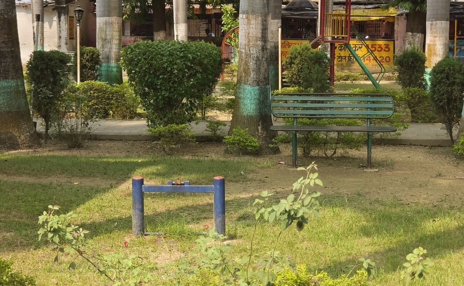 गांधी पार्क में टूटे झूले। संवाद
