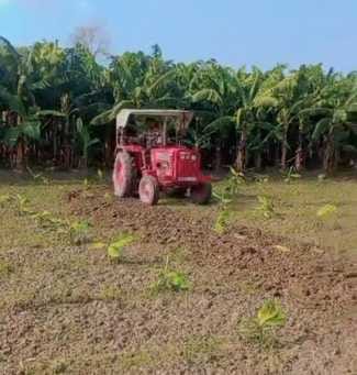 गांव गांधीनगर में केले के कम दाम और बिचौलियों के विरोध में प्रदर्शन करते केला किसान। स्रोत किसा गांव गांधीनगर में केले के कम दाम और बिचौलियों के विरोध में प्रदर्शन करते केला किसान। स्रोत किसा