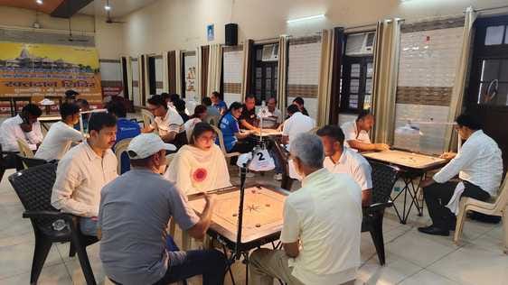 हरियाणा ओपन कैरम टूर्नामेंट में खेलते हुए प्रतिभागी: स्वयं हरियाणा ओपन कैरम टूर्नामेंट में खेलते हुए प्रतिभागी: स्वयं