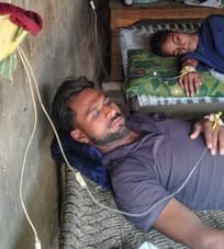 हसनपुर के नूरपुर खुर्द में बुखार से पीड़ित युवक। स्रोत ग्रामीण हसनपुर के नूरपुर खुर्द में बुखार से पीड़ित युवक। स्रोत ग्रामीण