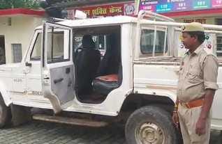 इलिया के गोविंदपुर में दीवार गिरने से वृद्ध की मौत के बाद जुटी भीड़। संवाद