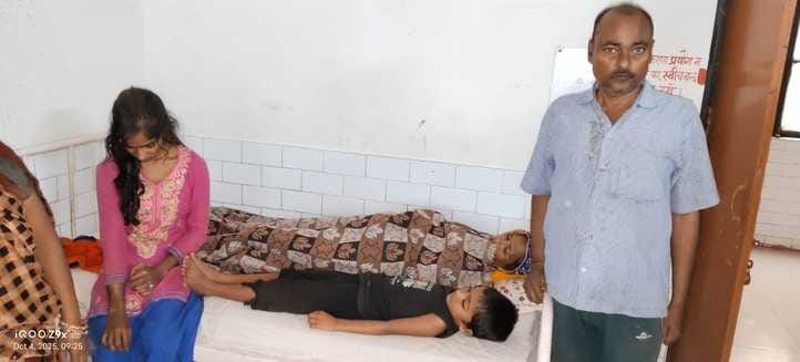 कच्चे मकान से दबकर घायल महिला बच्चे व उनके पिता भागीरथ, स्रोत संवाद