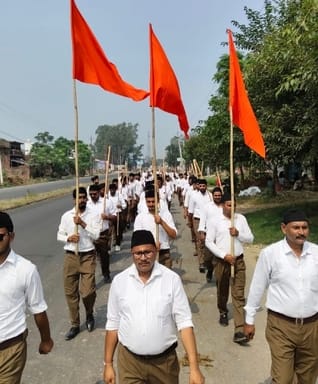किरतपुर में पथ संचलन करते स्वयंसेवक। संवाद किरतपुर में पथ संचलन करते स्वयंसेवक। संवाद