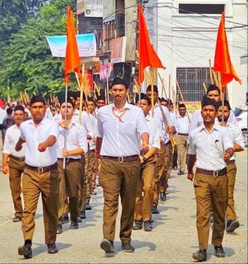 किरतपुर में पथ संचलन करते स्वयंसेवक। संवाद किरतपुर में पथ संचलन करते स्वयंसेवक। संवाद